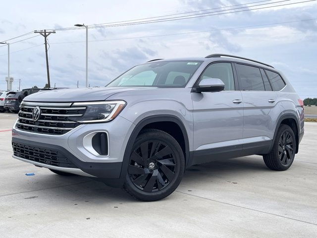 2026 Volkswagen Atlas 2.0T SE W/TECHNOLOGY in Silver Mist Metallic — front three-quarter view