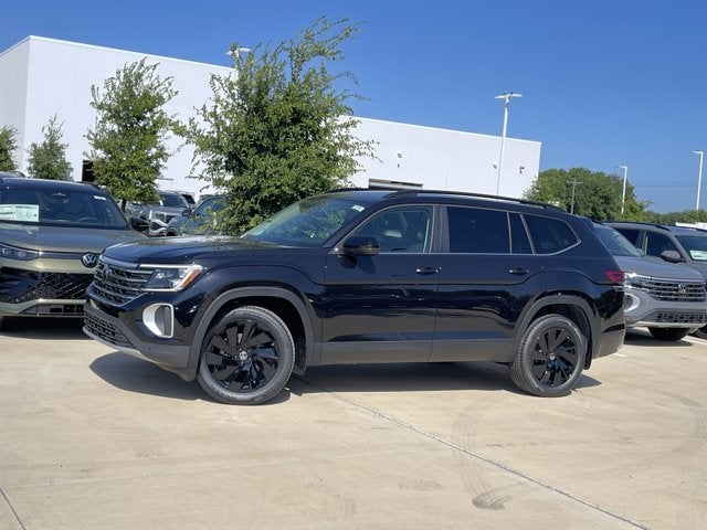 2026 Volkswagen Atlas 2.0T SE W/TECHNOLOGY in Deep Black Pearl — front three-quarter view