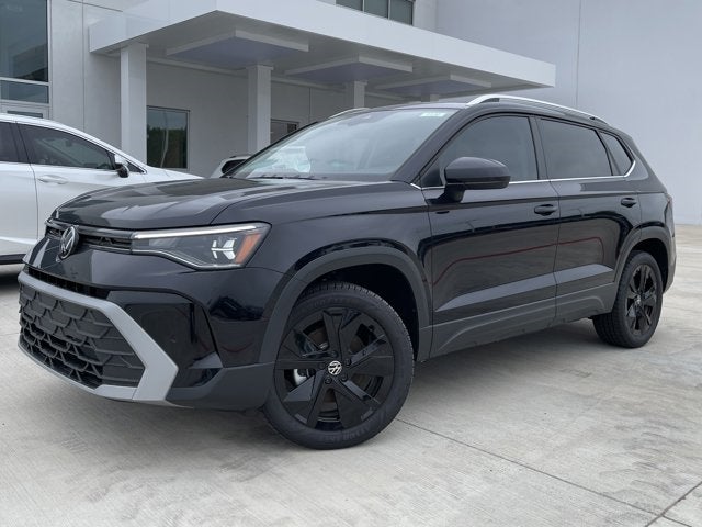 2025 Volkswagen Taos 1.5T SE in Deep Black Pearl — front three-quarter view