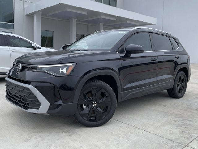 2025 Volkswagen Taos 1.5T SE in Deep Black Pearl — front three-quarter view